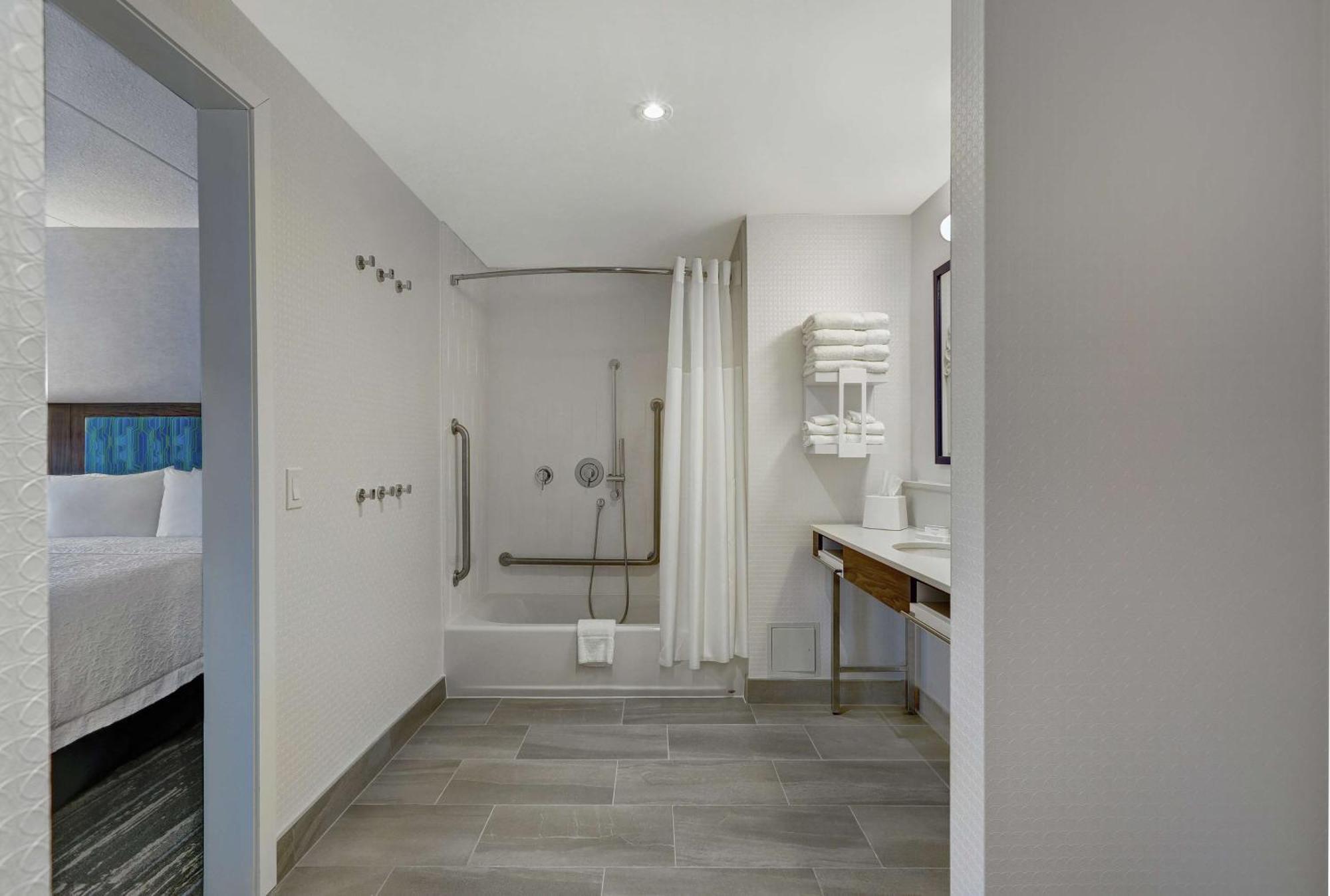 Hampton Inn Peterborough Eksteriør billede